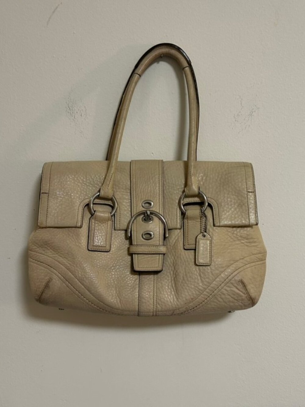 COACH Beige Vintage Y2K Soho Hampton Buckle Flap w/ Charm No. L0793-F10913